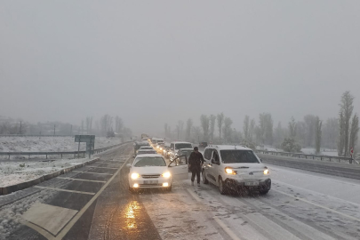 Afyonkarahisar'da yoğun kar yağışı: 2 ilçede eğitime ara verildi