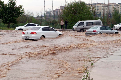 Gaziantep’te sağanak ve fırtına hayatı olumsuz etkiledi: 23 yaralı