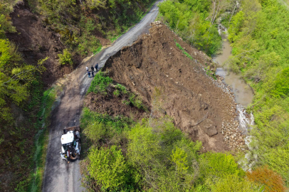 Ordu'da yaşanan heyelan nedeniyle yollarda çökme oluştu