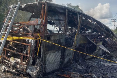 Endonezya'da otobüs ile tanker çarpıştı: 16 ölü, 4 yaralı