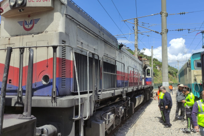 Yük treni, okul servis minibüsüne çarptı; sürücü yaralandı