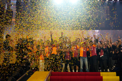 Galatasaray, şampiyonluk kupasını coşkuyla kaldırdı