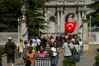 19 Mayıs'ta Dolmabahçe Sarayı'na gelen ziyaretçiler tarihi atmosferi yerinde gördü
