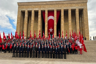 Bakan Bak, gençler ve sporcularla birlikte Anıtkabir'i ziyaret etti