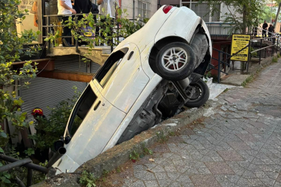 Beyoğlu'nda alkollü sürücünün kullandığı otomobil binanın merdiven boşluğuna düştü