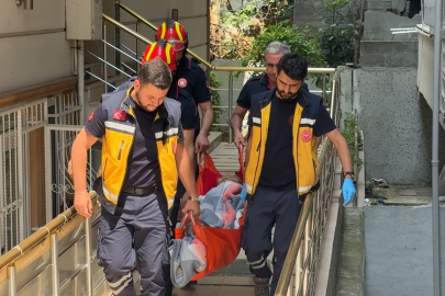 Avcılar'da evinde düşen 70 yaşındaki kadın sürünerek kapıya ulaştı, yardıma kızı ve ekipler koştu
