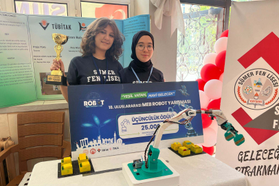 Geri dönüştürülmüş malzemeler ve 3D yazıcı ile geliştirdikleri robot projesiyle 3’üncü oldular