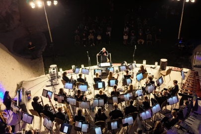 ABD'li müzik topluluğu, Kapadokya'da konser verdi; geliri hastalara harcanacak