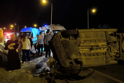 Düğünden dönen ailenin bulunduğu hafif ticari araç takla attı: 6 yaralı