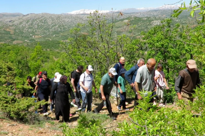 40 yıldır kullanılmayan tarihi yayla yolunu tekrar yürüdüler