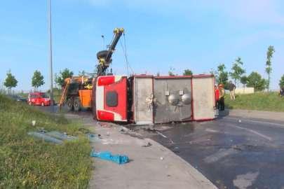 Esenler'de yangından dönen itfaiye aracı devrildi: 2 yaralı