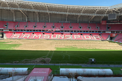Samsun 19 Mayıs Stadyumu'nun zemininde yenileme çalışmaları