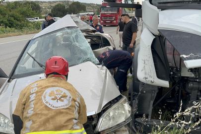 TIR ile çarpışan otomobilin sürücüsü yaralandı