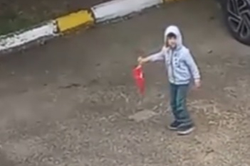 5 yaşındaki Miraç, evden çıkıp yere düşen Türk bayrağını aldı; on anlar kamerada
