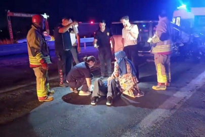 Manisa'da hafif ticari araç traktöre çarptı: 4 yaralı