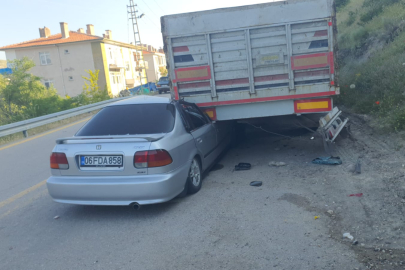 Otomobil, park halindeki TIR'a çarptı: 4 yaralı