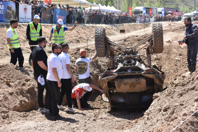 Sivas'ta off-road heyecanı: Takla atan araç kepçeyle kurtarıldı