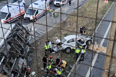 Otoyolda lastiği patlayan TIR, otomobile çarpıp devrildi: 6 yaralı