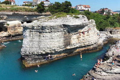 Adrenalin tutkunlarının Kartal Kayalar’da tehlikeli atlayışı