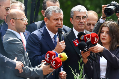 Özel, Meclis kapısında toplanan kalabalığa hitap etti: Önce kurultay