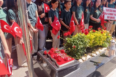 Şehit öğretmen Şenay Aybüke Yalçın, kabri başında anıldı