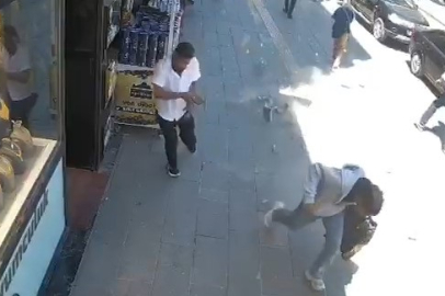 Binadan beton parçaları koptu, caddede yürüyenler son anda kurtuldu