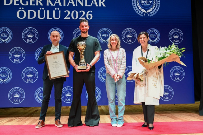 Milli basketbolcu Alperen Şengün’e Türkiye’ye Değer Katanlar Ödülü verildi