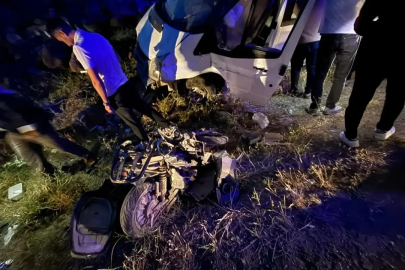 Minibüs ile çarpışan motosikletin sürücüsü öldü, 4 kişi yaralandı