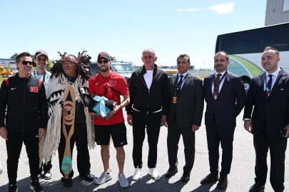 A Milli Futbol Takımı, Vancouver’da meşalelerle karşılandı