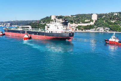 Rusya'da İDA saldırısına uğrayan tanker İstanbul Boğazı'ndan geçti; hasar havadan görüntülendi / Dron görüntüsü