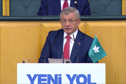 Davutoğlu: Türkiye'de ahlakını ve aklını kaybeden siyaset ortamı var